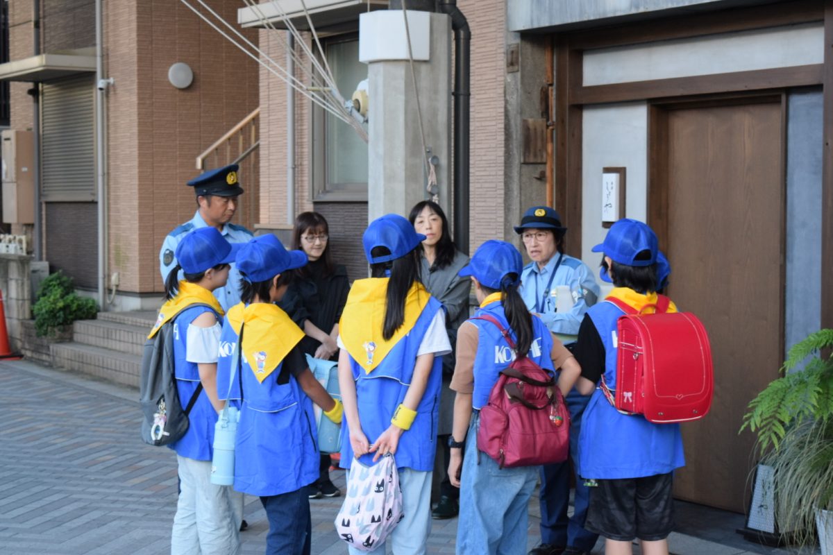 警察官から説明を受けるコノハキッズの子どもたち