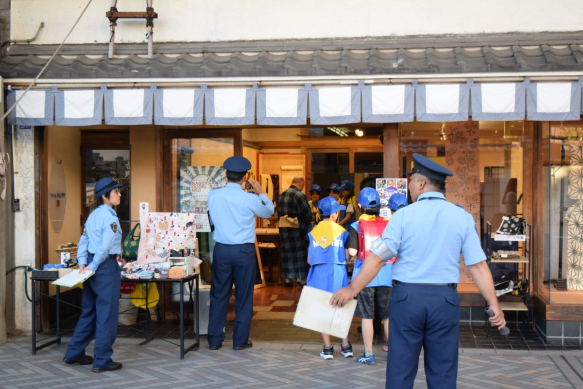 お店の前で、駆け込んだ子どもへの対応を確認する様子
